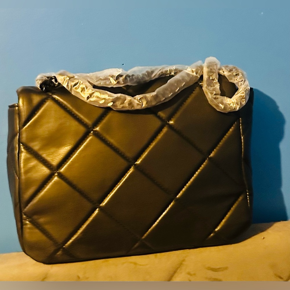 Elegant Black Quilted Gilda ParisWomen's Bag NWT Gift Ready - Picture 2 of 5